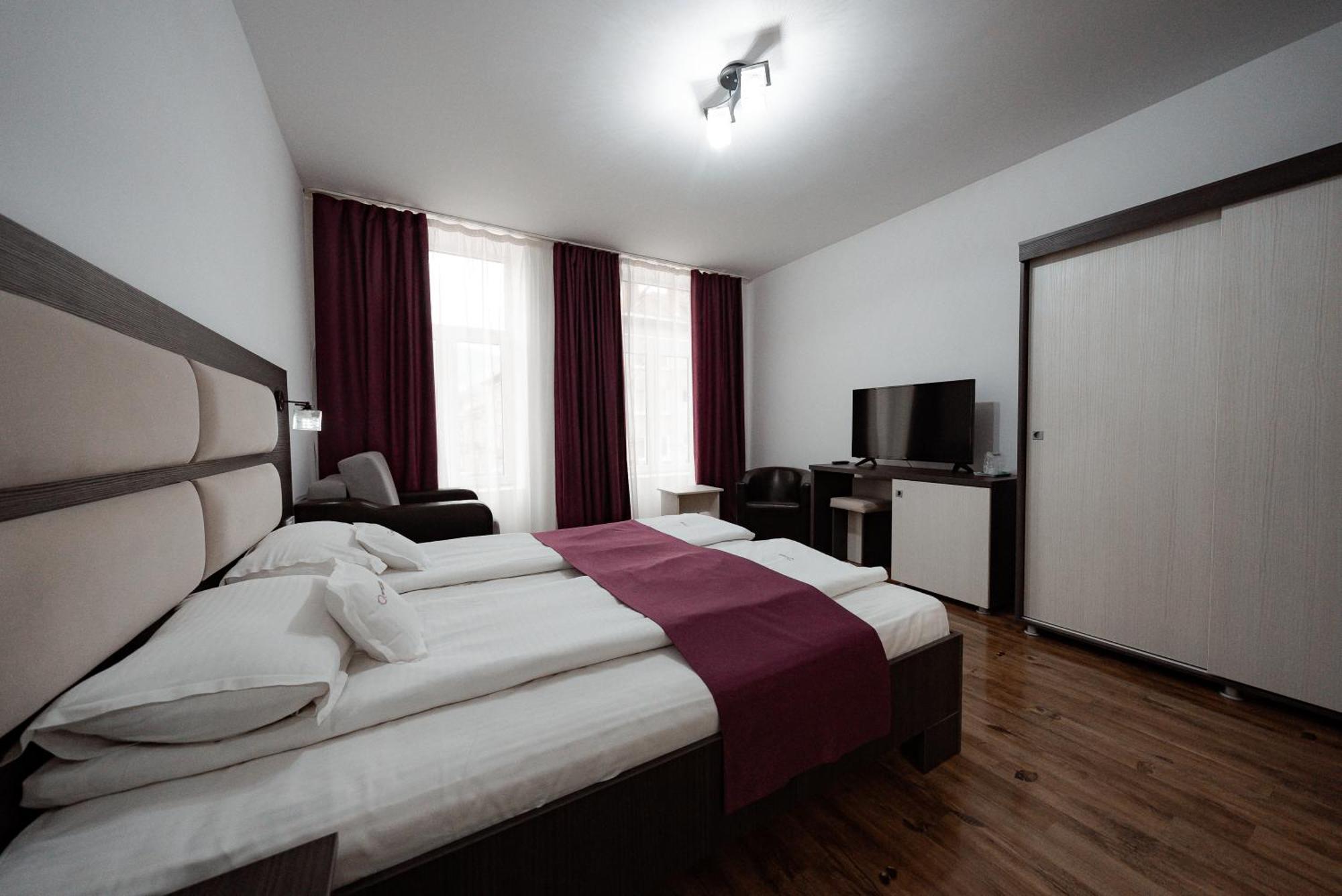 Quantum House Hotel Vatra Dornei Ngoại thất bức ảnh